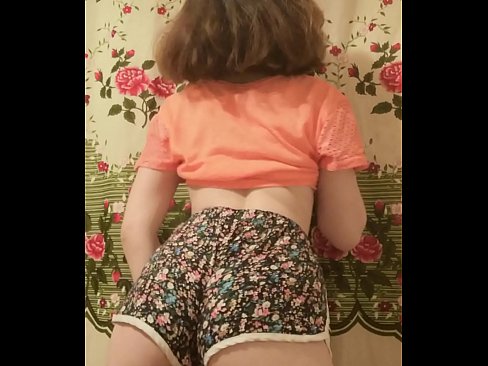 ❤️ 性感的年轻宝贝在镜头前脱下她的短裤 ️ Porno