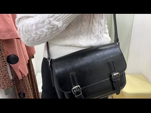 ❤️ 年轻婊子FeralBerry在试衣间用假阳具公开自慰 ️ Porno