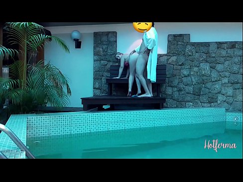 ❤️ 老板邀请女佣去泳池,却忍不住要来个热辣的 ️ Porno